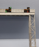 Krois-Modell SB1alt, Signalbrücke alt, mit Gittermaststeher, sechs gleisig, Spur H0 Krois-Modell SB1alt, Signalbrücke alt, mit Gittermaststeher, sechs gleisig, Spur H0